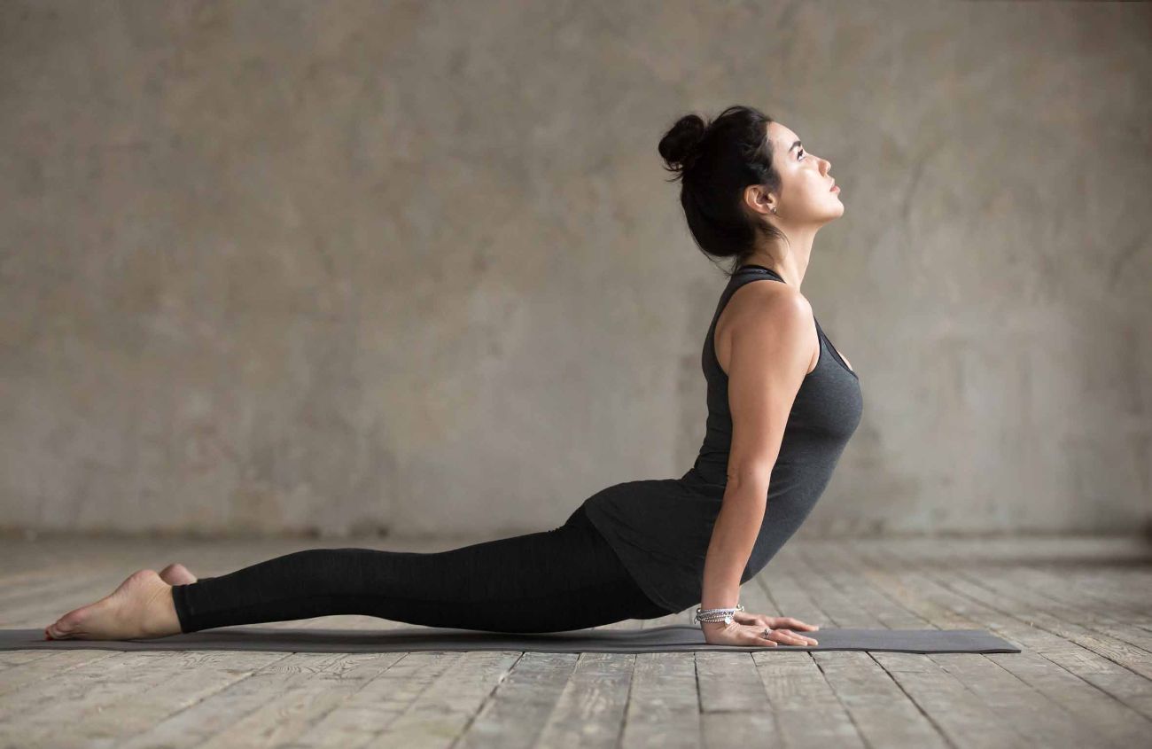 Yoga bei Verstopfung: Junge Frau in der Position des aufwärts schauenden Hundes