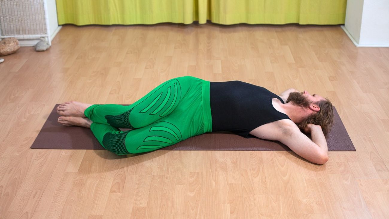 Yoga gegen Verstopfung, Mann macht Bauchdehnung