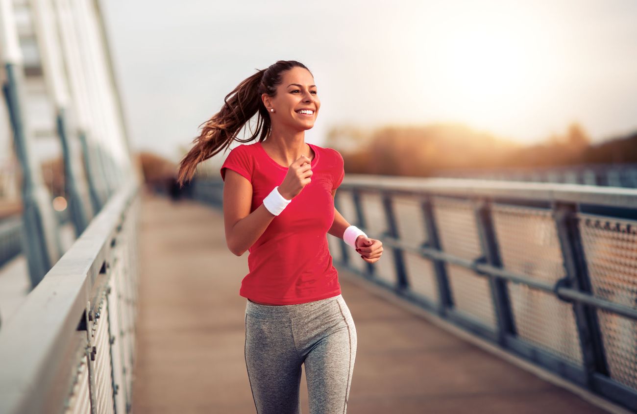 Frau joggt über eine Brücke