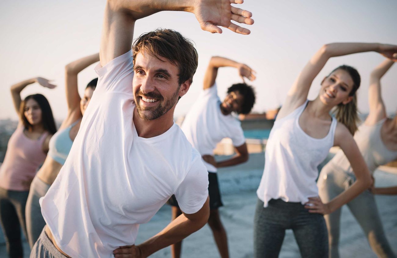 Einige Personen machen Yoga
