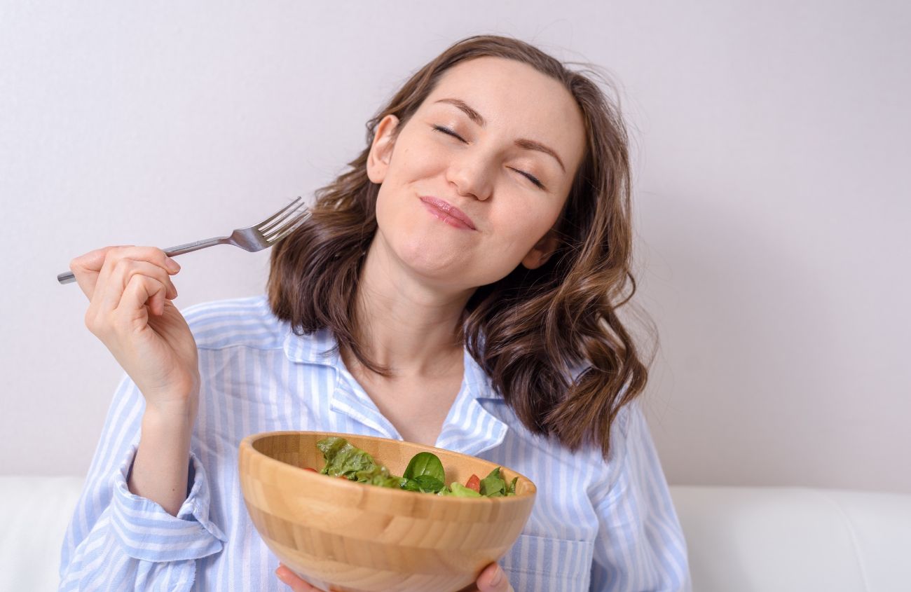 Glückliche Frau am essen