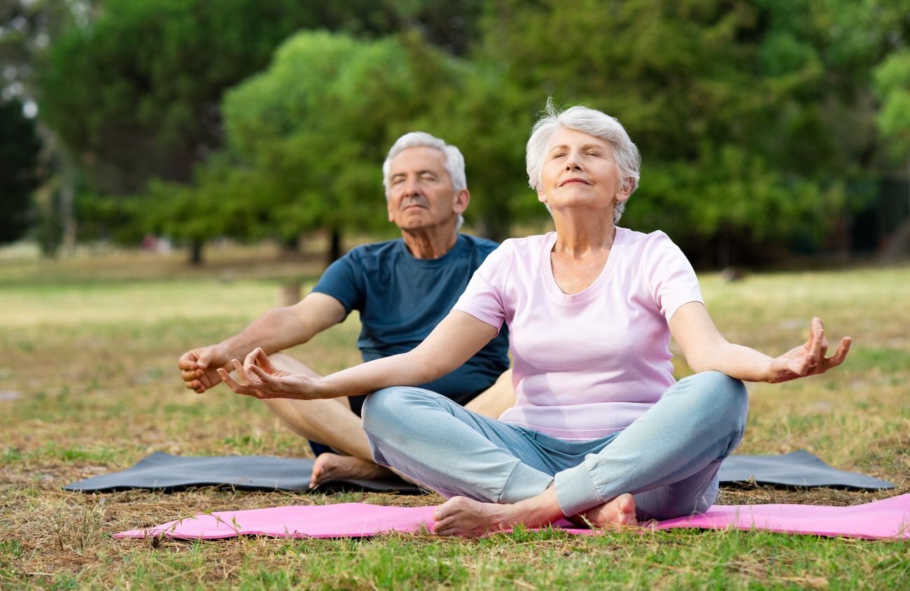 ältere menschen am yoga machen