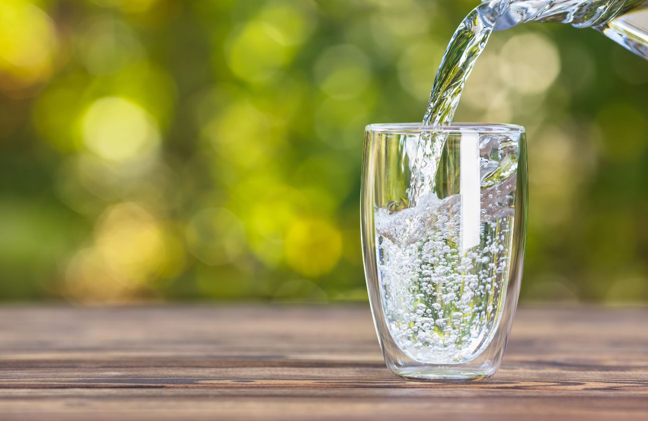 Wasser wird in ein Glas geschüttet.