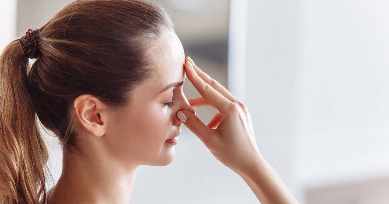Meditation zur Entspannung, Seitenansicht einer jungen Frau, die ein Pranayama mit geschlossenen Augen ausübt