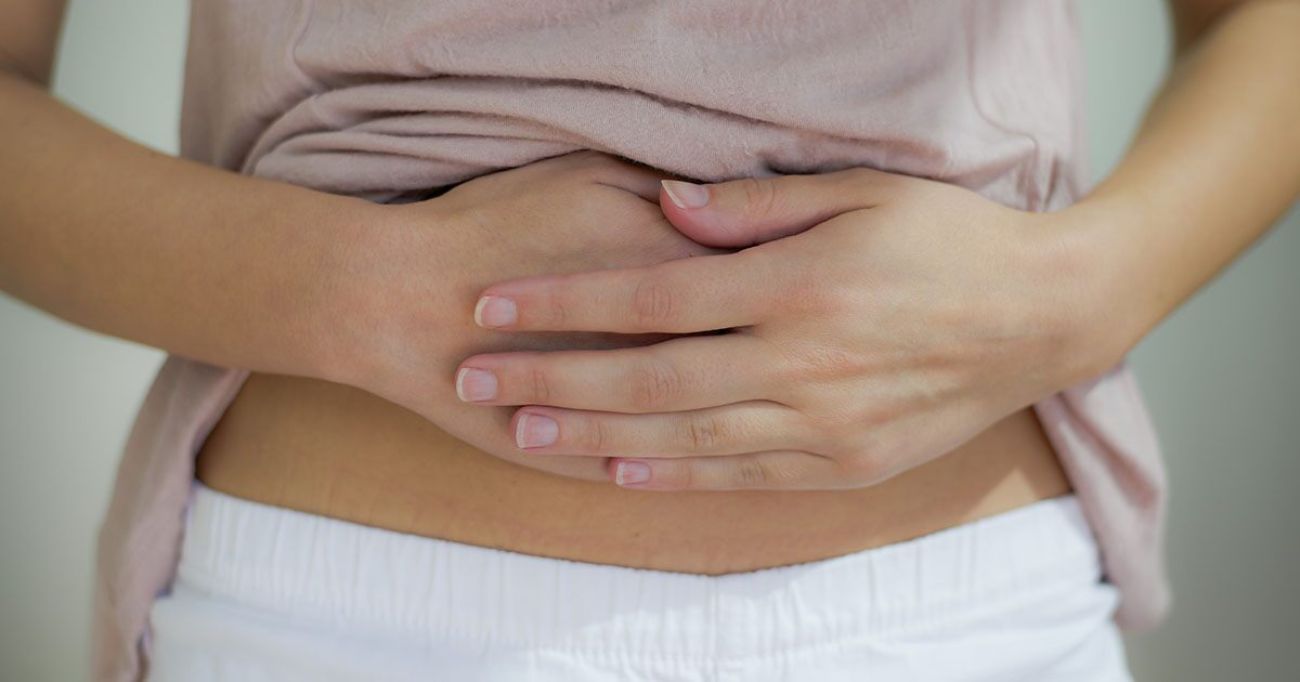 Frau hält Hände zum Bauch, Entspannung