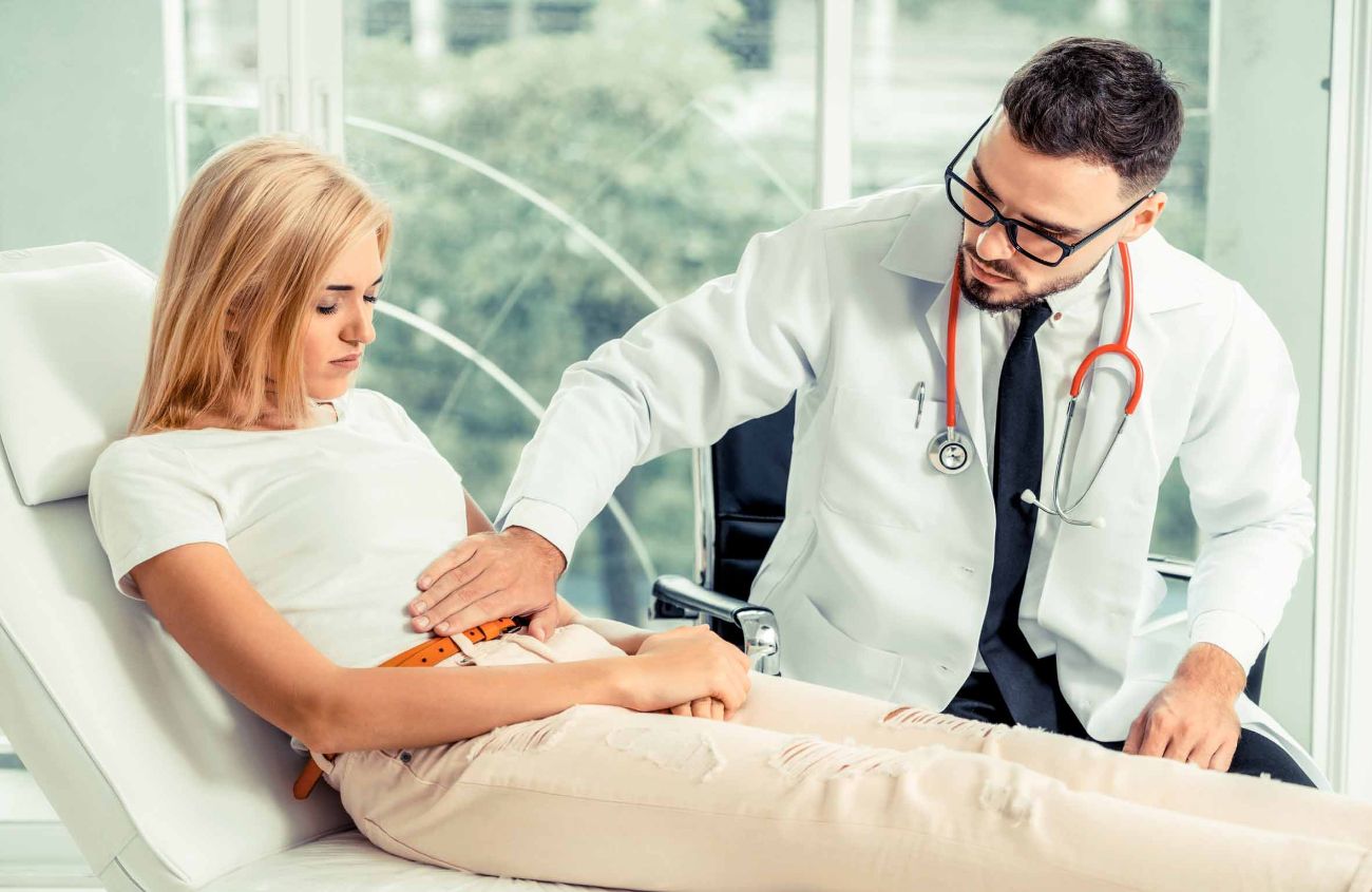 Arzt spricht mit Patientin in einem Krankenhausbüro