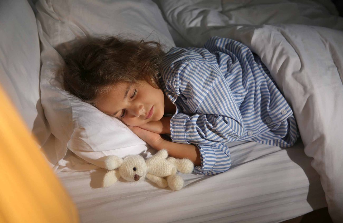 Schlafendes Mädchen im gestreiften Pyjama
