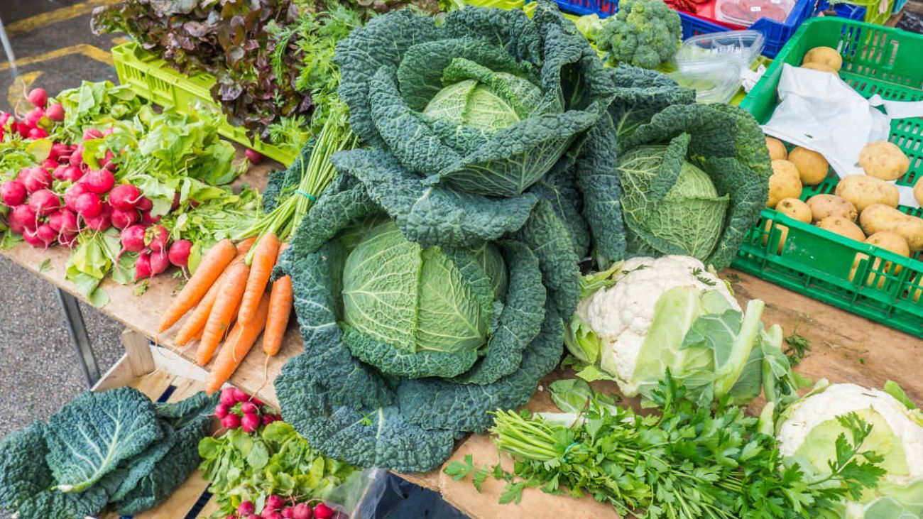 Blähungen nach Wirsing, Wirsing und anderes Gemüse auf einem Markt