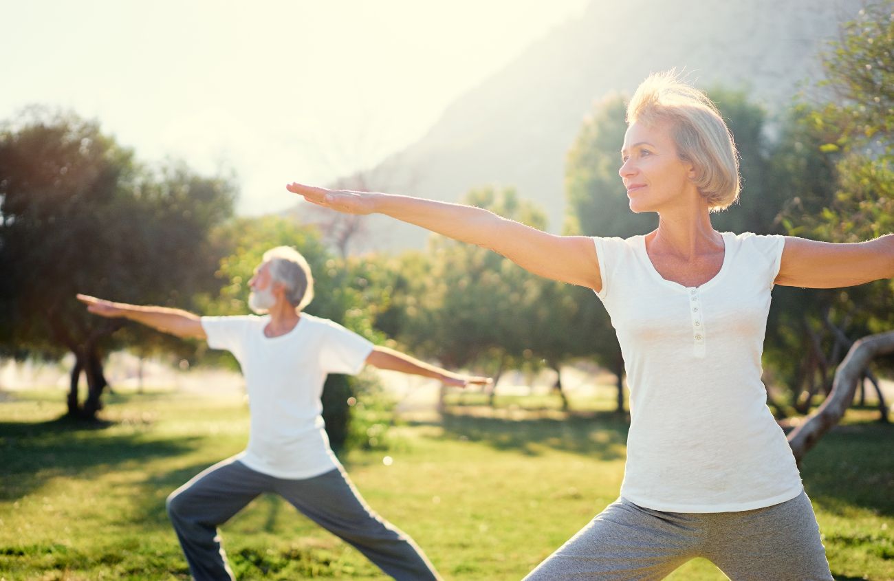 Darmbakterien: Zwei ältere Menschen machen Yoga