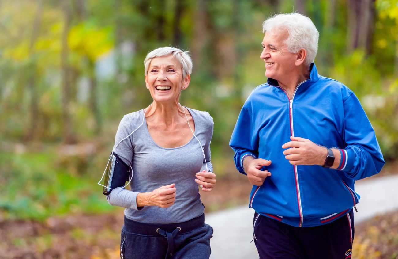 Alte Personen am Joggen