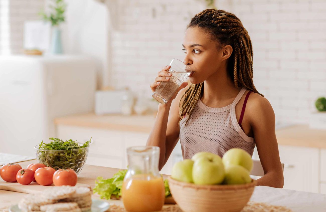 Depression durch zu wenig trinken: Frau, die Wasser trinkt