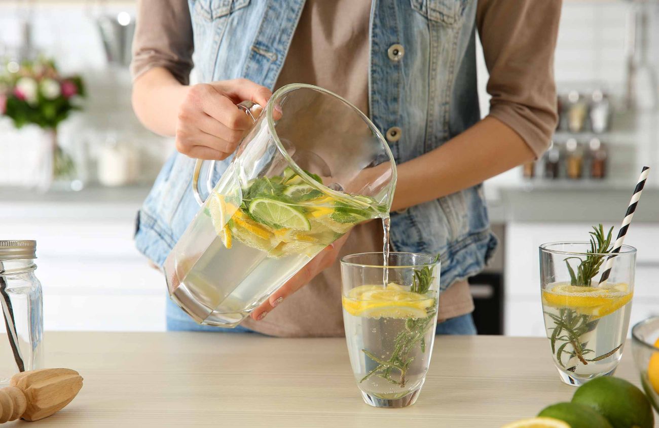 Depression durch zu wenig trinken: Ein Glas Wasser wird eingeschenkt