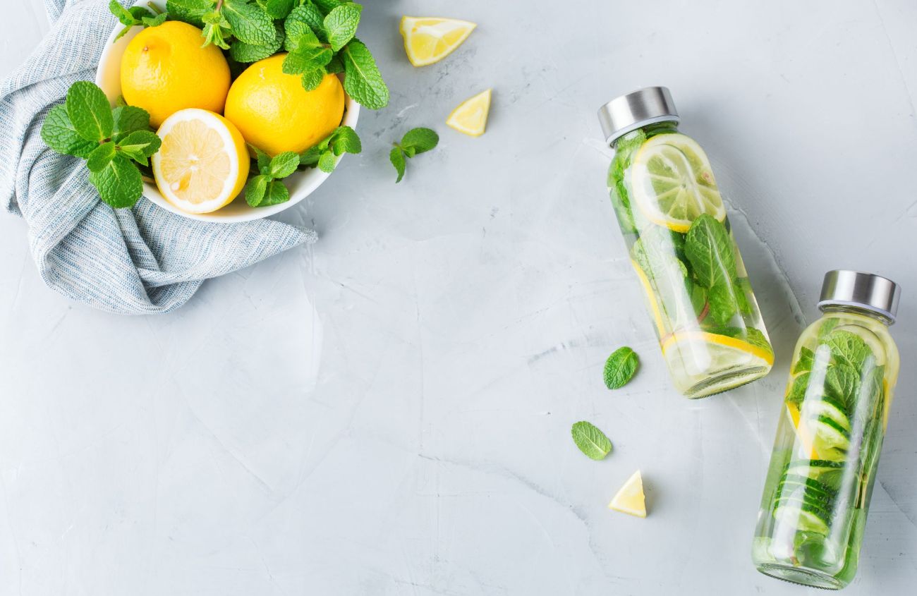 Detox Wasser mit Zitrone und Kräutern
