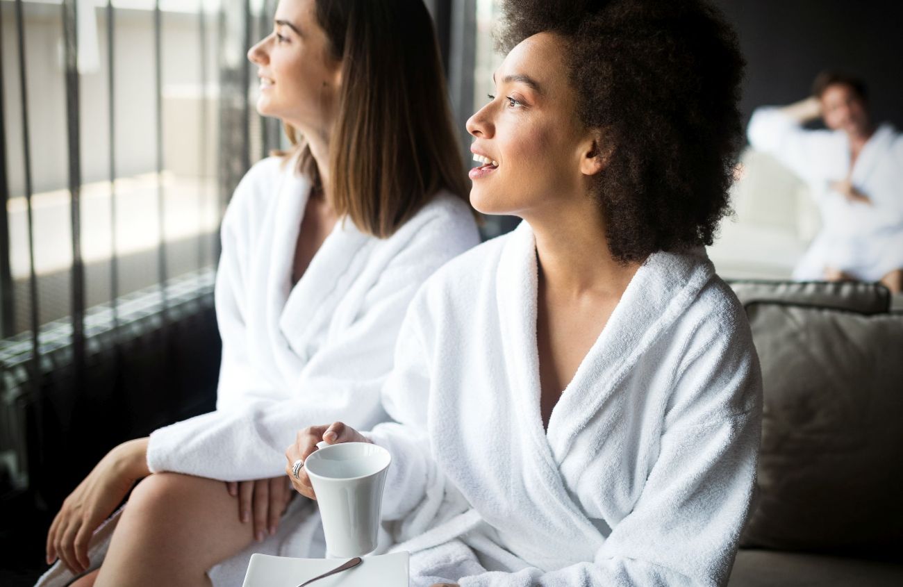 Zwei Frauen entspannen in der Sauna