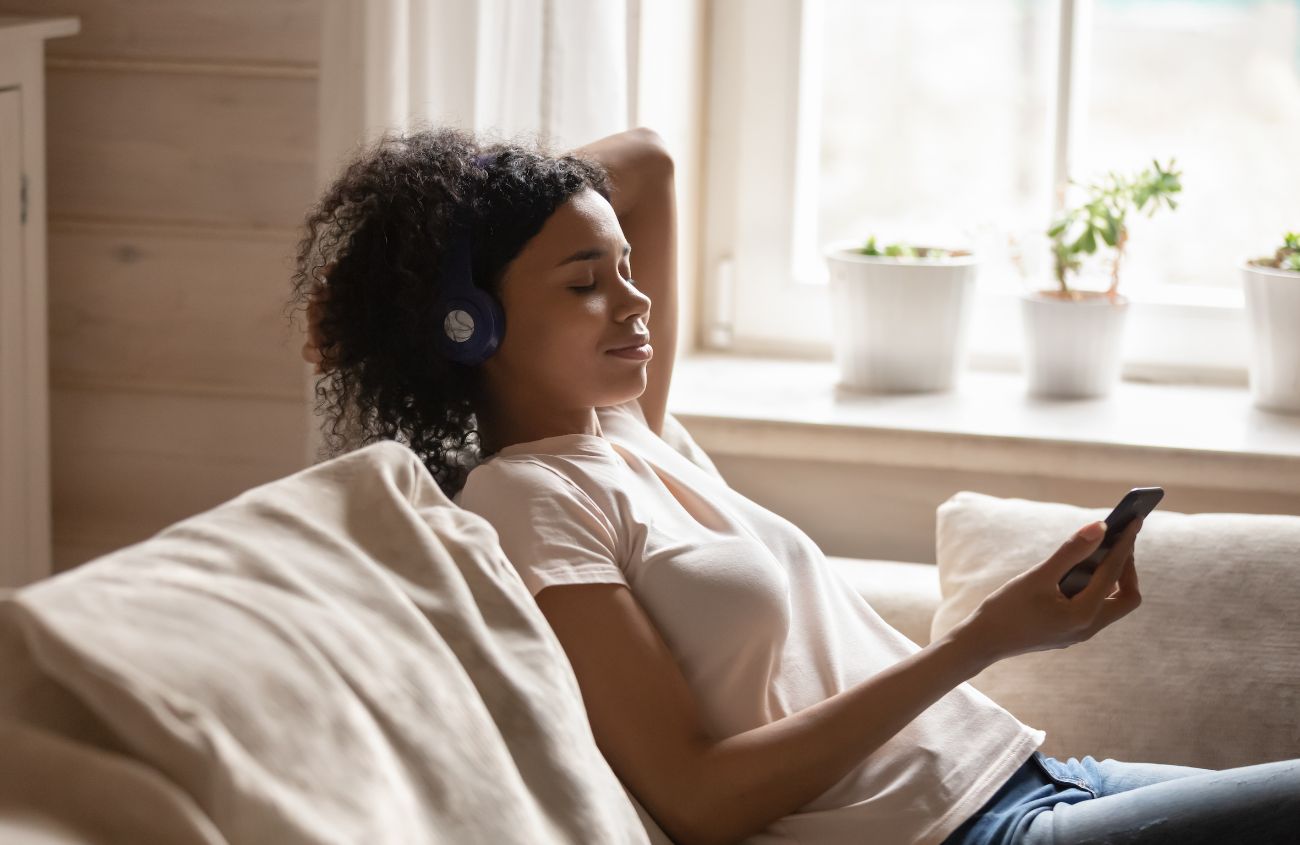 Frau die mit ihrem Smartphone Musik hört
