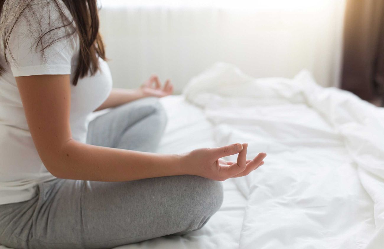 Durchfall abends und nachts, Frau meditiert im Bett