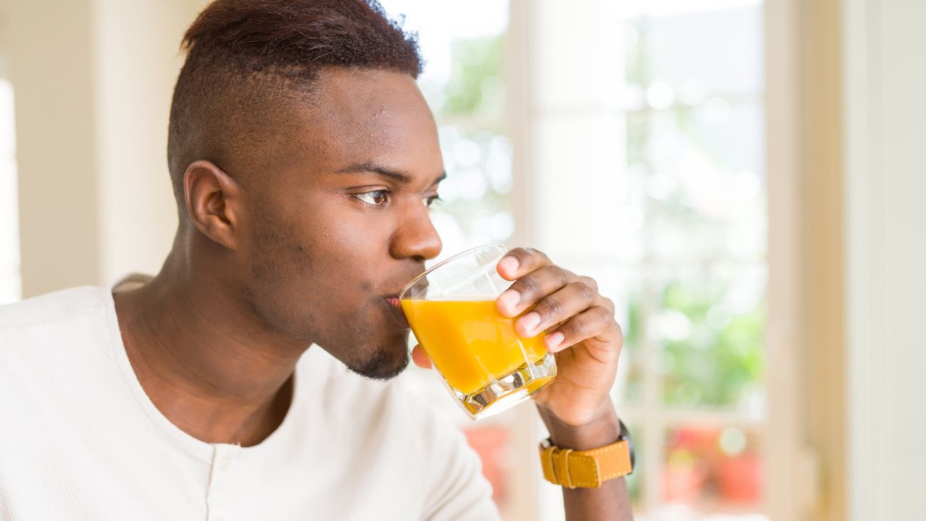 Durchfall durch Rote Bete, Mann trinkt Orangensaft