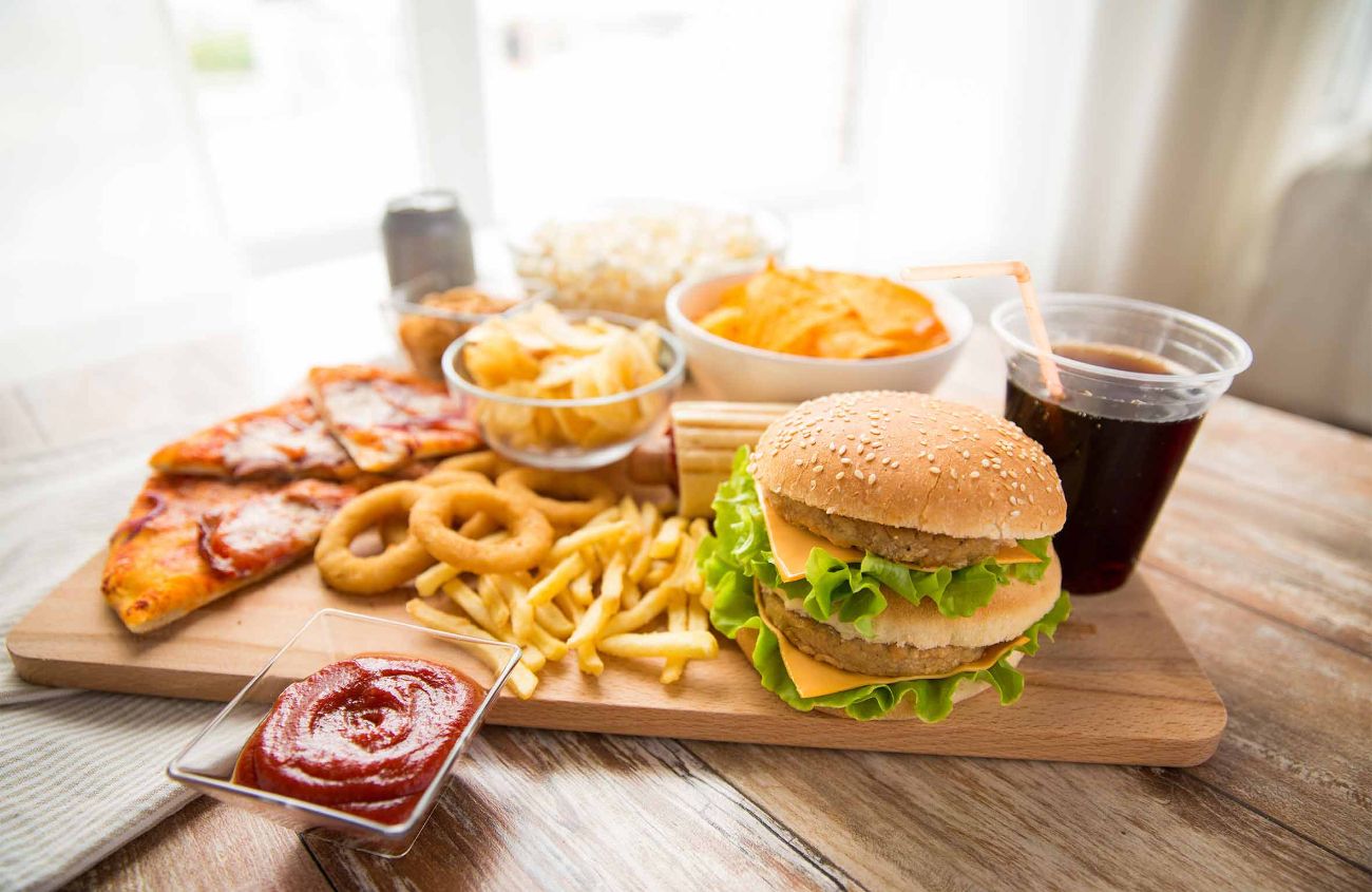 Durchfall nach Essen, Diverses Fastfood auf einem Brett