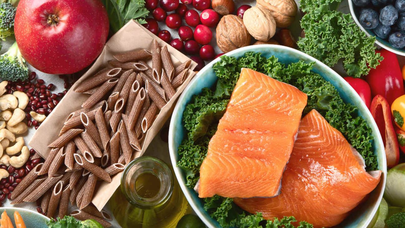Ernährung bei Leaky-Gut-Syndrom; Lachs, Vollkornnudeln und weitere Lebensmittel