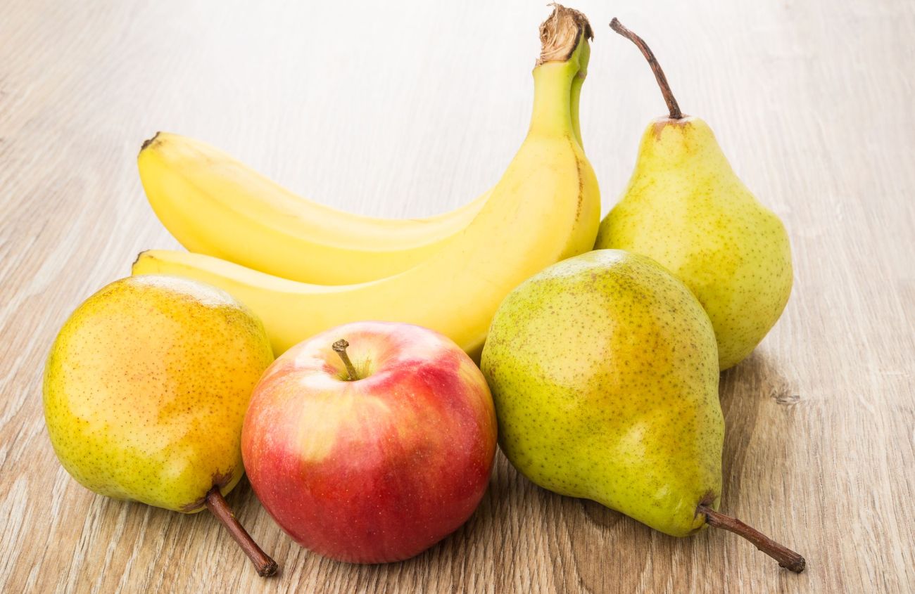 Magenschonendes Essen: Verschiedene Obstsorten auf einem Tisch.