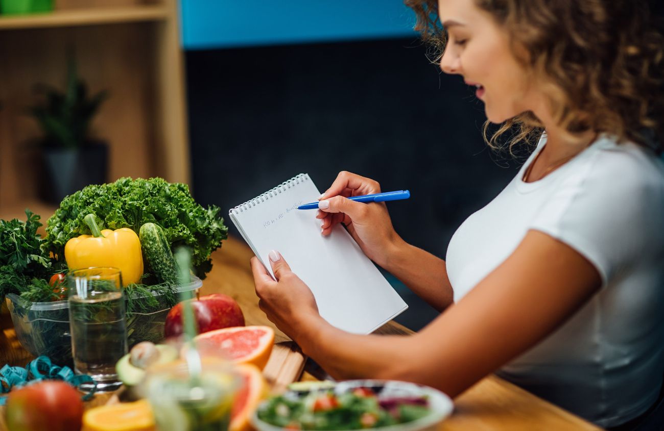 Frau schreibt Ernährungstagebuch