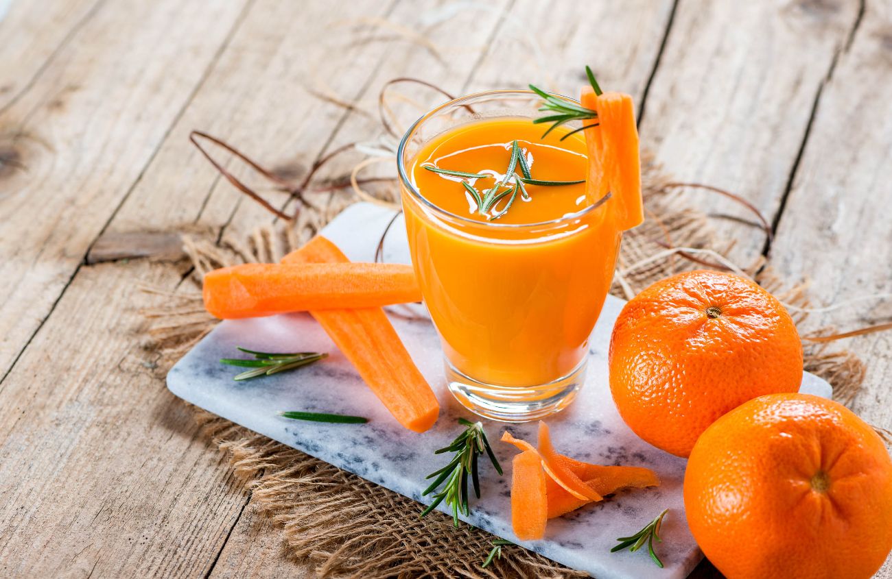 Saft mit Möhren und Orangen
