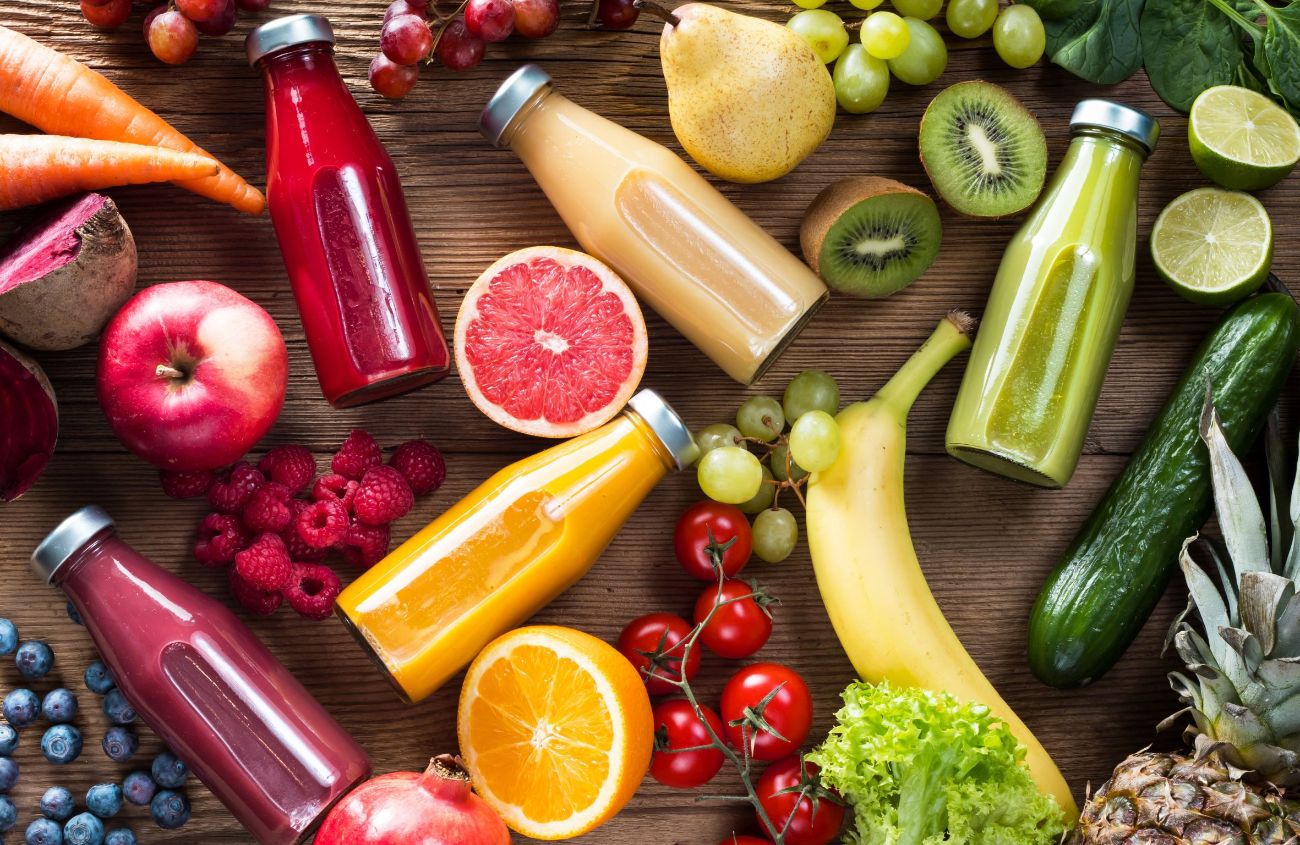 Fasten: Obst, Gemüse und Smoothies auf einer Holzoberfläche
