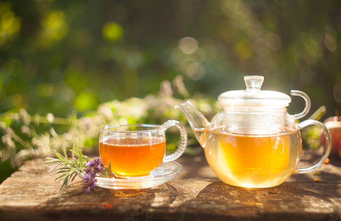 Tasse Tee mit Teekanne