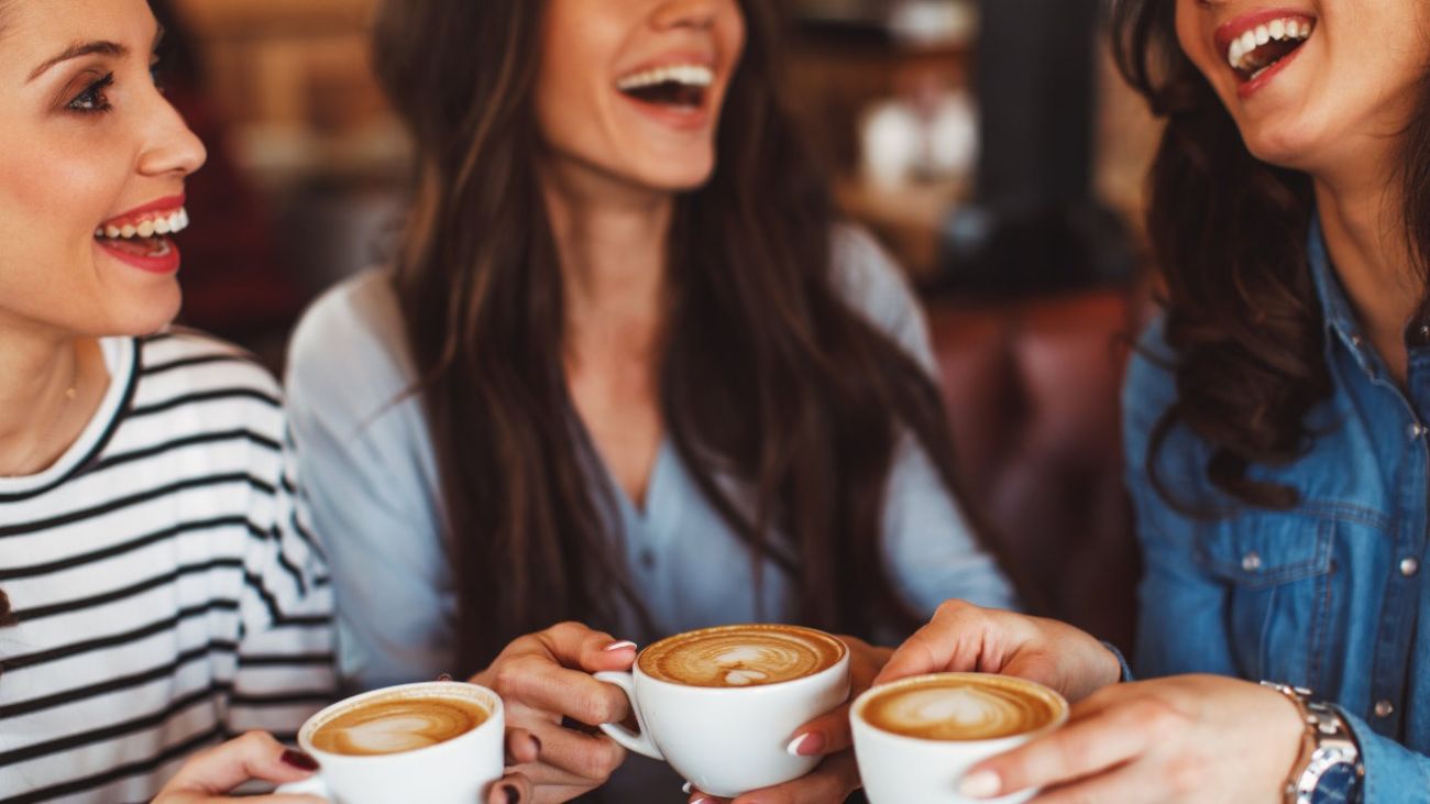 Hausmittel gegen Magenverstimmung, drei Frauen trinken Kaffee