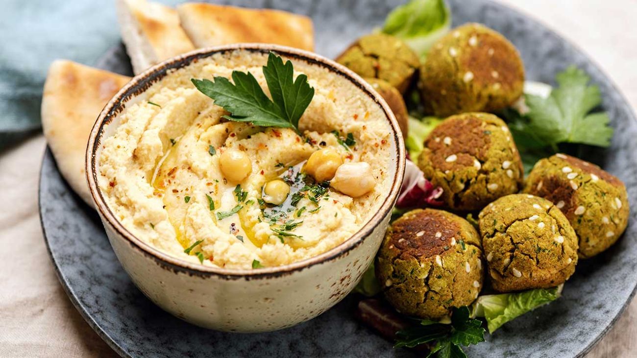 Blähungen durch Kichererbsen, Teller mit Hummus und Falafel