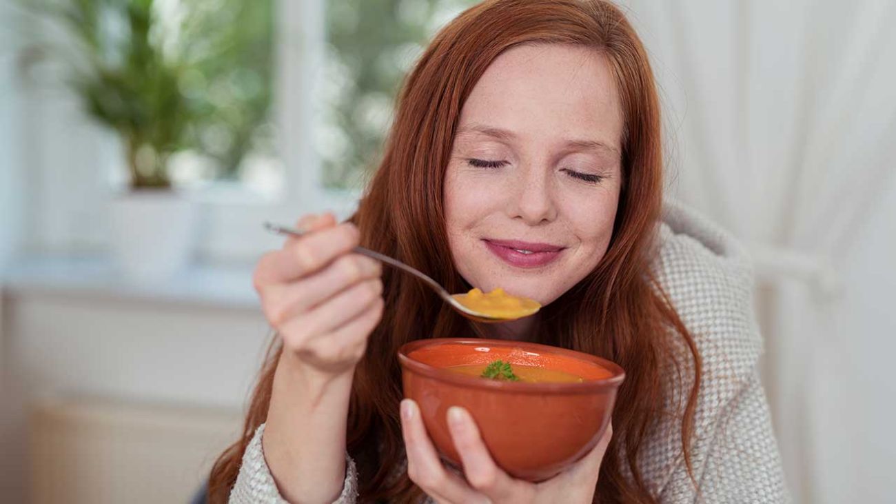 Blähungen durch Kichererbsen, Frau riecht an Suppe
