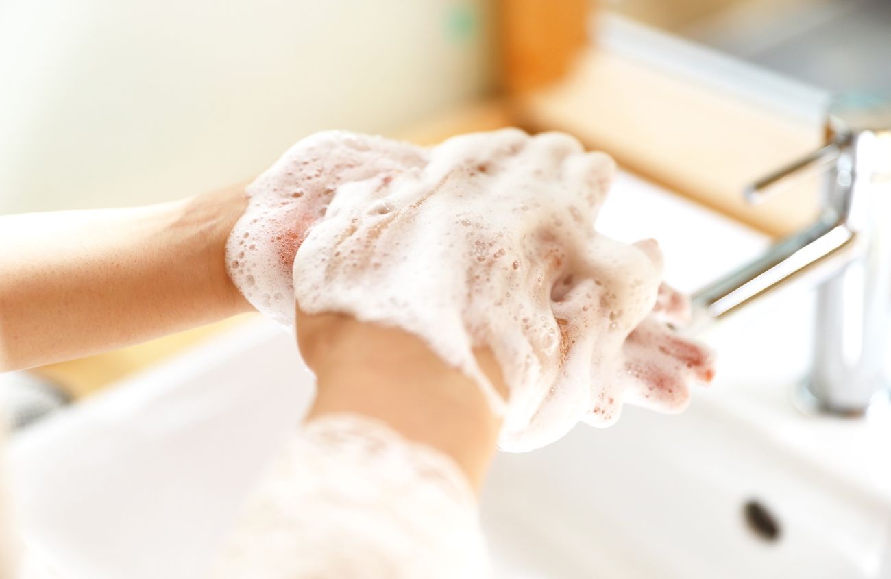 Gastritis, Eingeseifte Hände über einem Waschbecken