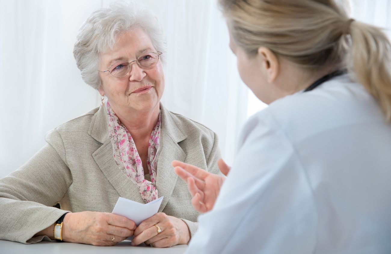 Gastritis, Ältere Dame im Gespräch mit einer Ärztin