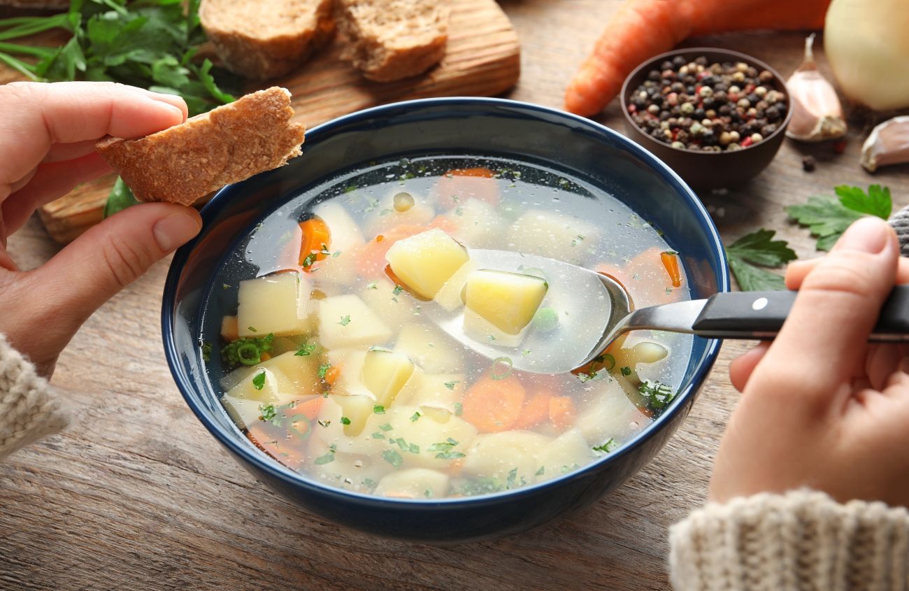 Traditionelle chinesische Medizin bei Gastritis, Löffel in Gemüsesuppe