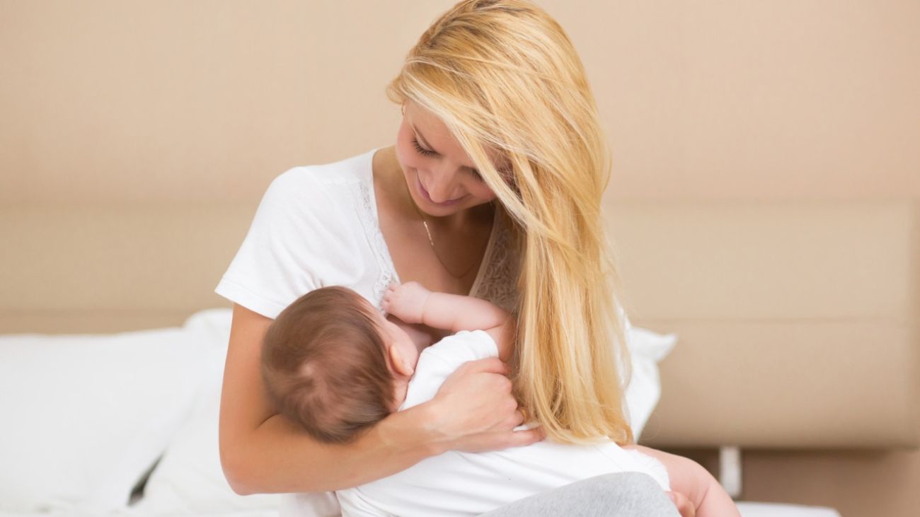Mariendistel-Nebenwirkungen, Frau stillt ihr Baby