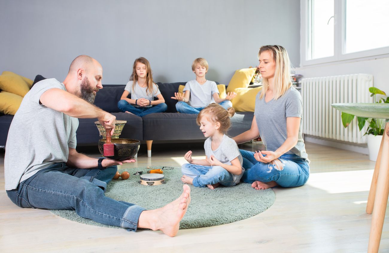 Eine Familie am Meditieren