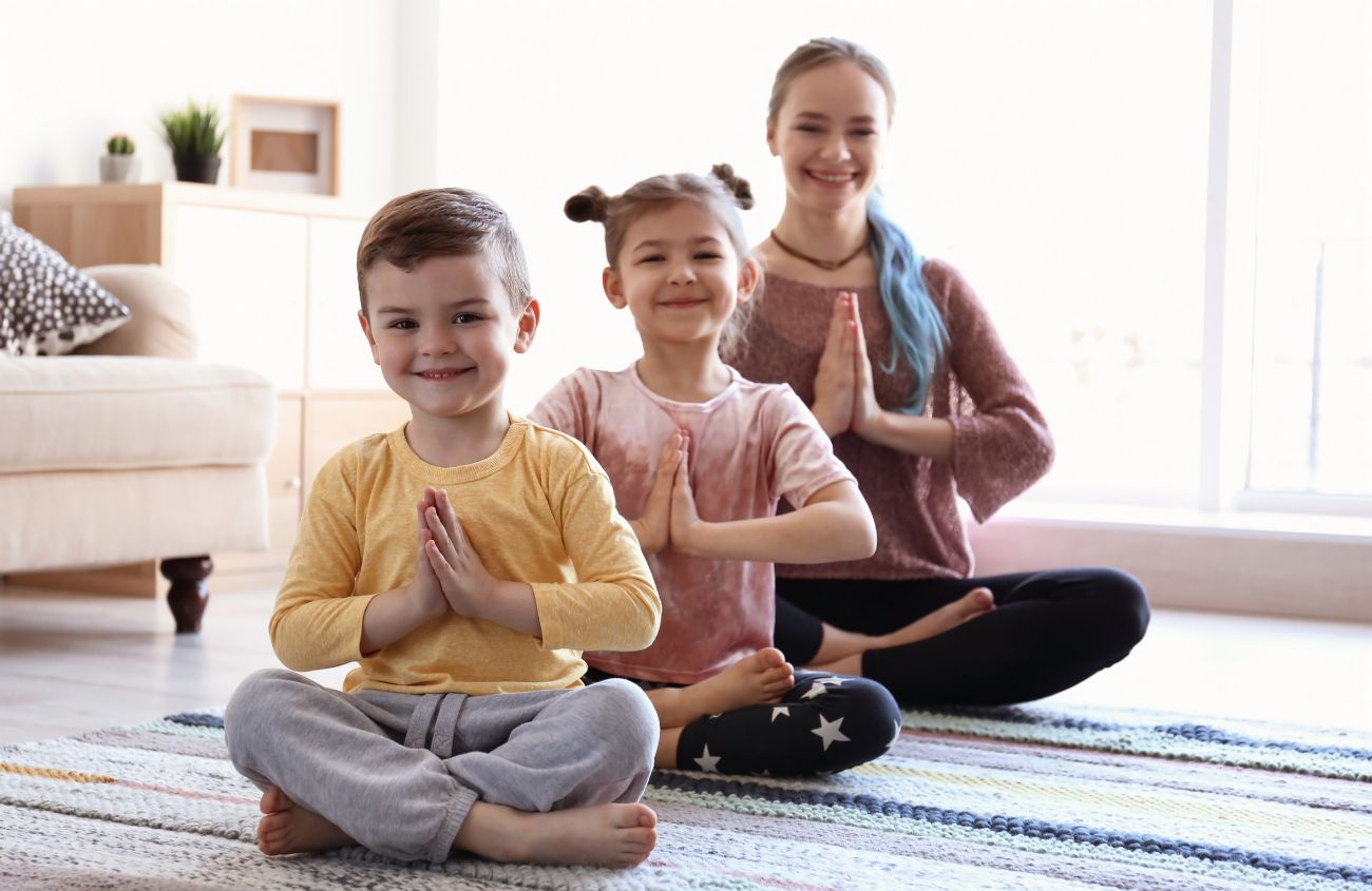 Kinder am Meditieren