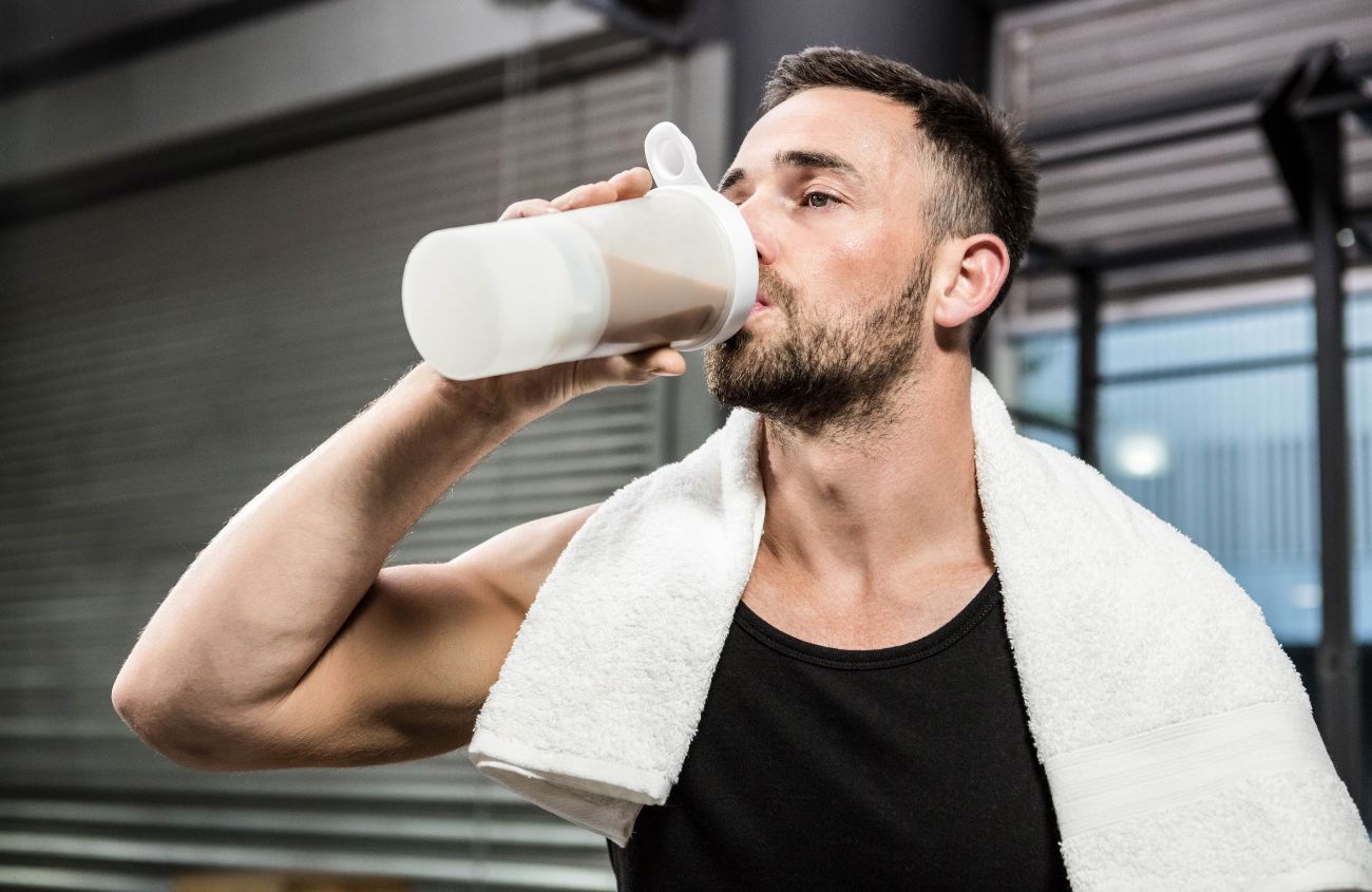 Nahrungsergänzungsmittel zum Abnehmen, Mann trinkt einen Shake