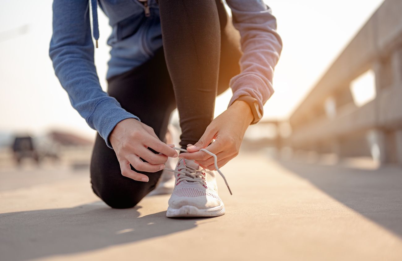 Sport gegen Depression, Jogger bindet sich die Schuhe