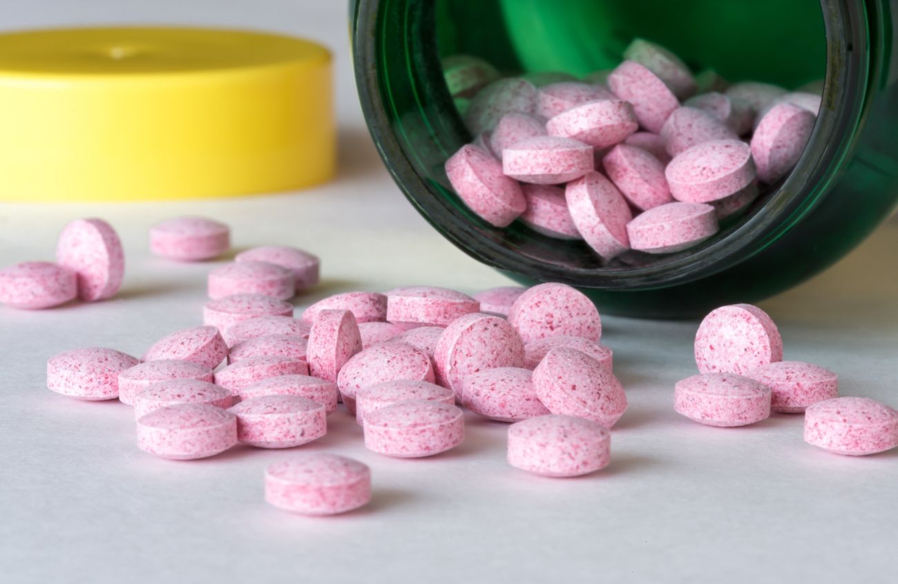 Nahrungsergänzungsmittel: Vitamin-B12-Tabletten auf einem Tisch.