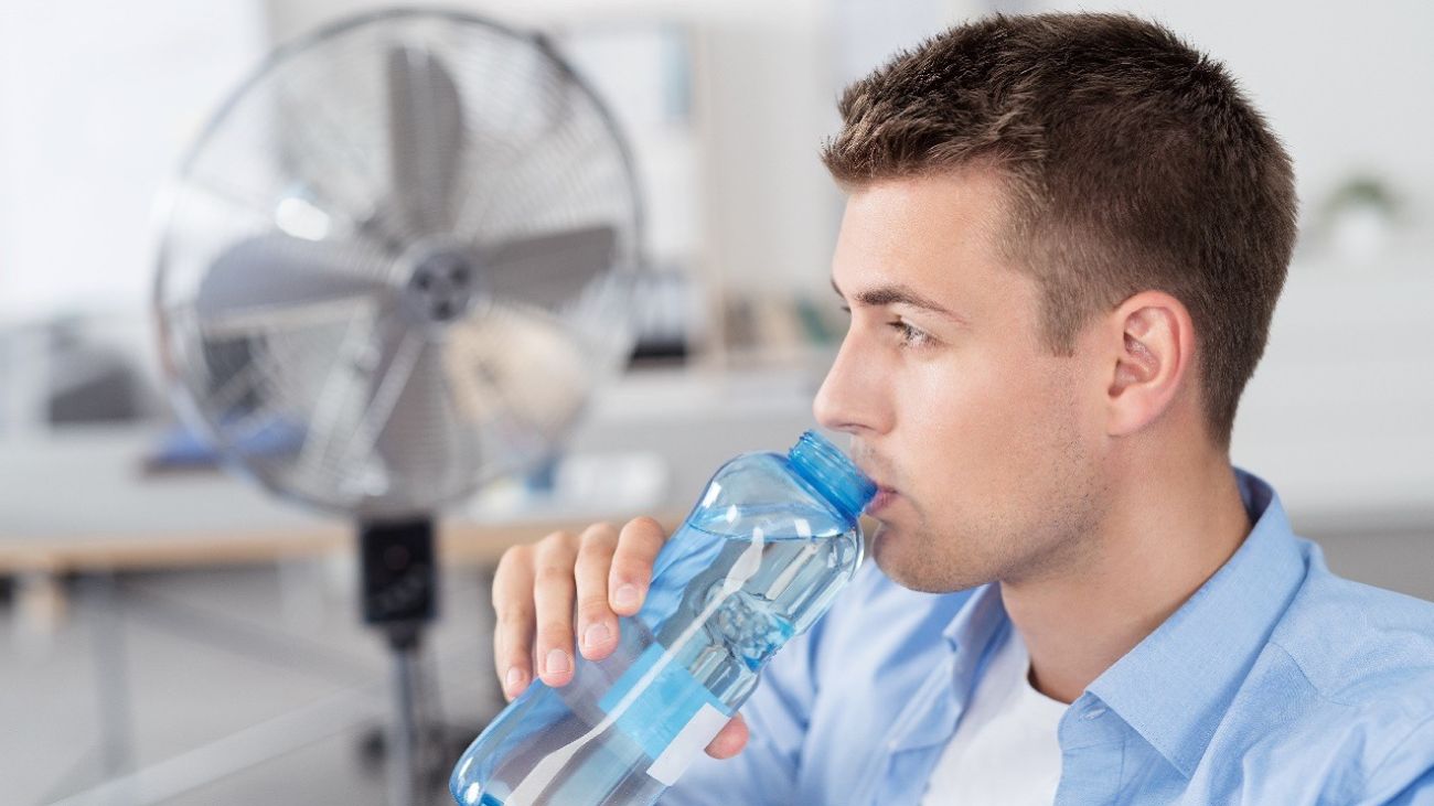 Depression durch zu wenig trinken: Ein Glas Wasser wird eingeschenkt