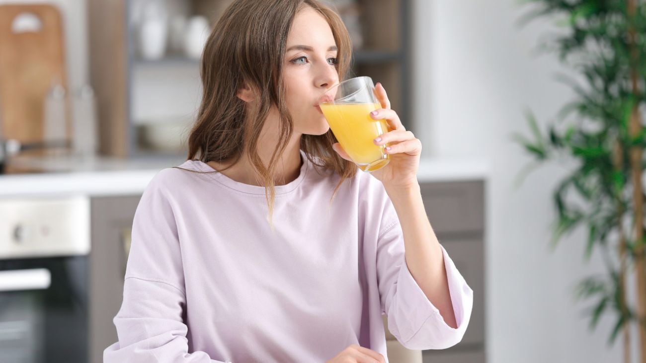 Orangen-Allergie, Frau trinkt ein Glas Orangensaft