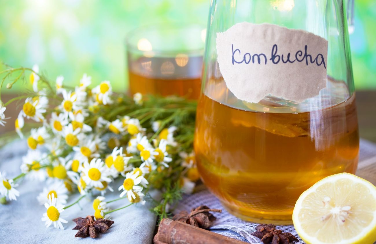 Gefüllte Karaffe mit der Aufschrift "Kombucha"