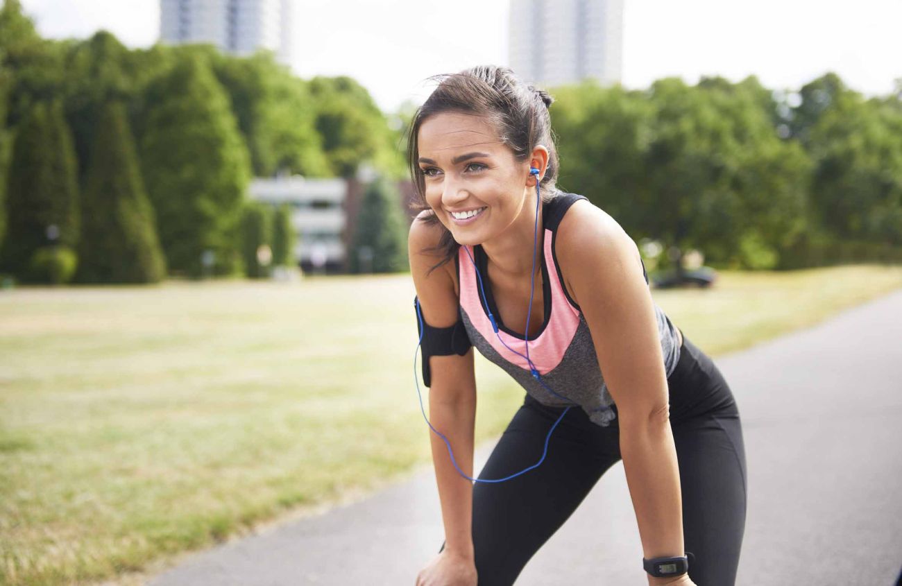 Lächelnde Frau nach dem Workout