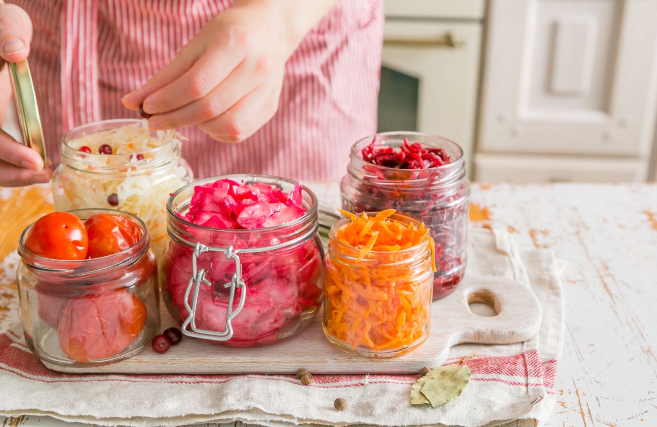 Mehrere Schüsseln mit fermentierten Lebensmitteln, die dem Mikrobiom gut tun