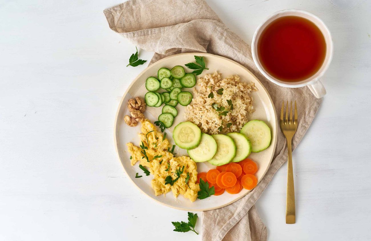 Naturreis mit Zucchini und Rührei mit Karotte und Petersilie