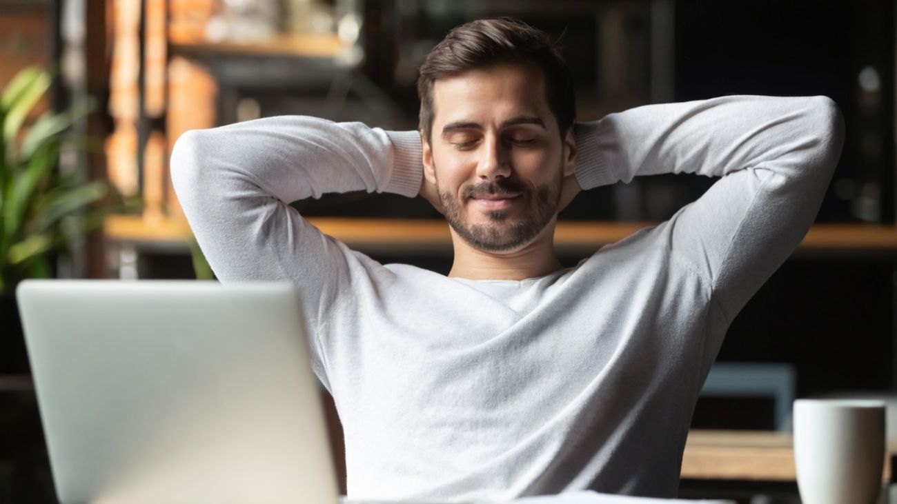 Psychosomatik & Reizdarm, Mann entspannt bei der Arbeit