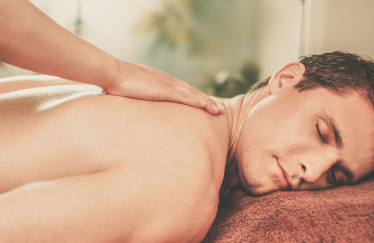 Mann bekommt eine Massage.