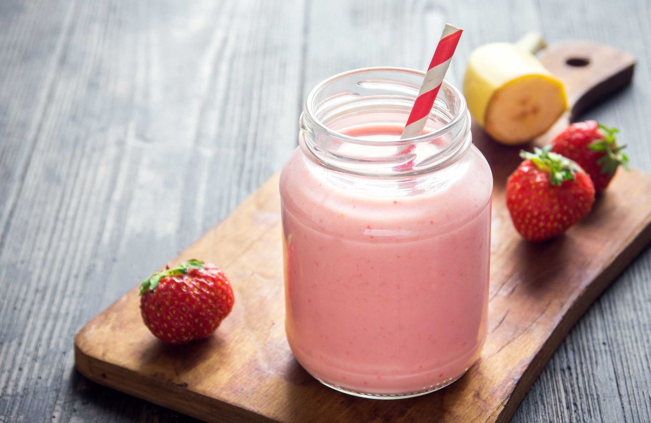 Magenschonende Rezepte, tropischer Smoothie mit Strohhalm