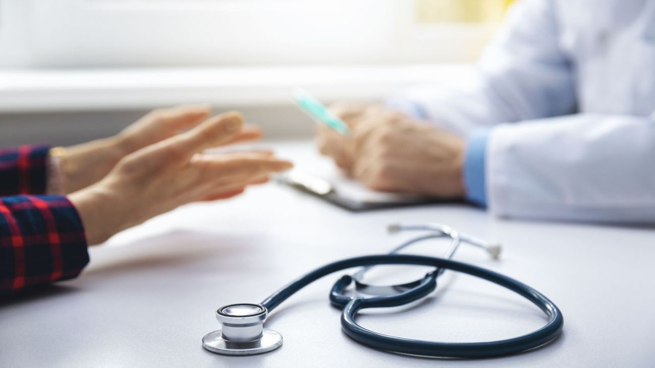Rückenschmerzen nach dem Essen, Arzt im Gespräch mit Patient in der Praxis